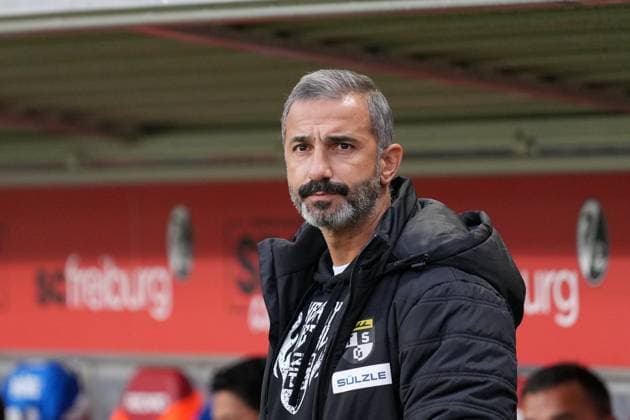 Murat Isik (TSG Balingen, Cheftrainer) , Deutschland, Fussball, Regionalliga Südwest, 10.Spieltag, 2025 2026, SC Freiburg II vs. TSG Balingen, 30.09.2025, Dreisamstadion, Freiburg, Deutschland DFB REGULATIONS PROHIBIT ANY USE OF PHOTOGRAPHS AS IMAGE SEQUENCES AND OR QUASI-VIDEO. Freiburg Dreisamstadion Baden-Wuerttemberg Deutschland Copyright: xArnexAmbergx
