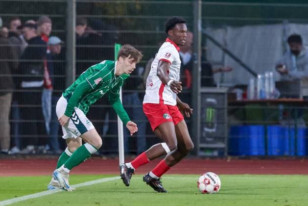 v.li.: Paul Levi Wagner (SV Werder Bremen II, 29) und Joel Chinaemerem Amadi (VfB Lübeck, 37) im Zweikampf, Duell, Dynamik, Aktion, Action, Spielszene, 30.09.2025, Bremen (Deutschland), Fussball, Regionalliga Nord, SV Werder Bremen II - VfB Lübeck