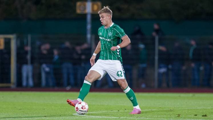 Keke Topp (SV Werder Bremen II, 42) am Ball, Freisteller, Einzelbild, Ganzkörper, Aktion, Action, Spielszene, 30.09.2025, Bremen (Deutschland), Fussball, Regionalliga Nord, SV Werder Bremen II - VfB Lübeck