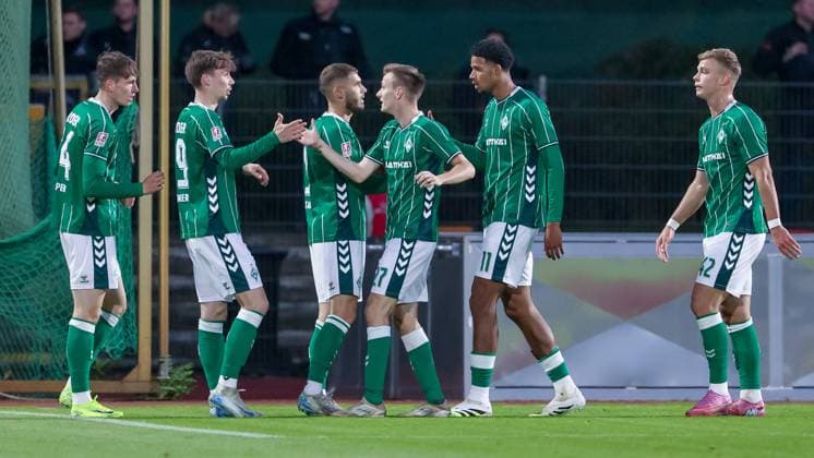 Spieler des SV Werder Bremen mit Torjubel, Jubel, jubeln, jubelt, optimistisch, Spielszene, Highlight, Freude über das Tor zum 1:0, 30.09.2025, Bremen (Deutschland), Fussball, Regionalliga Nord, SV Werder Bremen II - VfB Lübeck