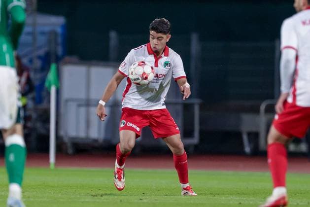 Rohin Shivani (VfB Lübeck, 20) am Ball, Einzelbild, Ganzkörper, Aktion, Action, Spielszene, 30.09.2025, Bremen (Deutschland), Fussball, Regionalliga Nord, SV Werder Bremen II - VfB Lübeck