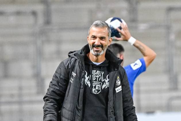 Murat Isik (TSG Balingen, Trainer) mit positiver Emotion. GER, SC Freiburg - TSG Balingen, Fussball, Regionalliga Suedwest, 10. Spieltag, Saison 2025 2026, 30.09.2025 DFB REGULATIONS PROHIBIT ANY USE OF PHOTOGRAPHS AS IMAGE SEQUENCES AND OR QUASI-VIDEO GER, SC Freiburg - TSG Balingen, Fussball, Regionalliga Suedwest, 10. Spieltag, Saison 2025 2026, 30.09.2025 Freiburg Copyright: xEibner-Pressefoto ThomasxHessx EP_THS