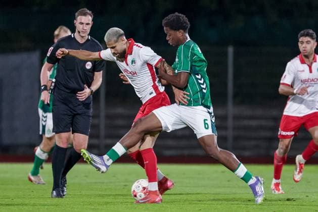 v.li.: Mikail Polat (VfB Lübeck, 8) und Wesley Adeh (SV Werder Bremen II, 6) im Zweikampf, Duell, Dynamik, Aktion, Action, Spielszene, 30.09.2025, Bremen (Deutschland), Fussball, Regionalliga Nord, SV Werder Bremen II - VfB Lübeck