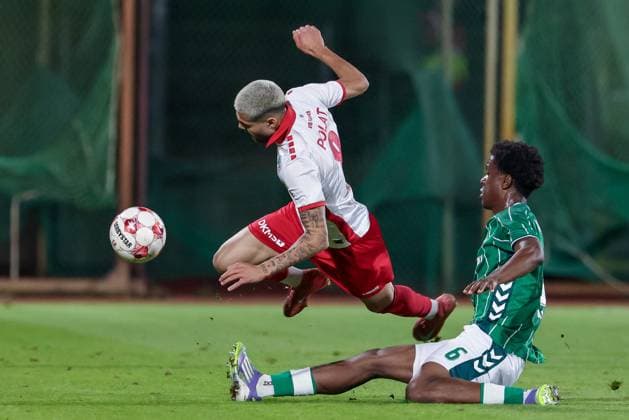 v.li.: Mikail Polat (VfB Lübeck, 8) und Wesley Adeh (SV Werder Bremen II, 6) im Zweikampf, Duell, Dynamik, Aktion, Action, Spielszene, 30.09.2025, Bremen (Deutschland), Fussball, Regionalliga Nord, SV Werder Bremen II - VfB Lübeck
