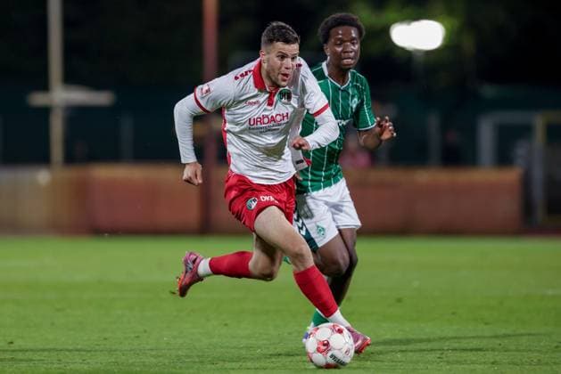 v.li.: Antonio Verinac (VfB Lübeck, 9) und Wesley Adeh (SV Werder Bremen II, 6) im Laufduell, Zweikampf, Duell, Dynamik, Aktion, Action, Spielszene, 30.09.2025, Bremen (Deutschland), Fussball, Regionalliga Nord, SV Werder Bremen II - VfB Lübeck