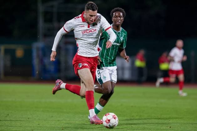 v.li.: Antonio Verinac (VfB Lübeck, 9) und Wesley Adeh (SV Werder Bremen II, 6) im Laufduell, Zweikampf, Duell, Dynamik, Aktion, Action, Spielszene, 30.09.2025, Bremen (Deutschland), Fussball, Regionalliga Nord, SV Werder Bremen II - VfB Lübeck