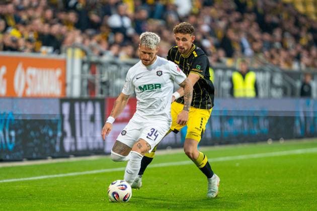Marvin Stefaniak (Erzgebirge Aue, 34) gegen Felix Meyer (Alemannia Aachen, 04) Alemannia Aachen vs. Erzgebirge Aue, Fussball, 3. Liga, 9. Spieltag, Saison 2025 2026, 30.09.2025 DFB REGULATIONS PROHIBIT ANY USE OF PHOTOGRAPHS AS IMAGE SEQUENCES AND OR QUASI-VIDEO Alemannia Aachen vs. Erzgebirge Aue, Fussball, 3. Liga, 9. Spieltag, Saison 2025 2026, 30.09.2025 Aachen Copyright: xEibner-Pressefoto J.xDerondeaux EP_JDU