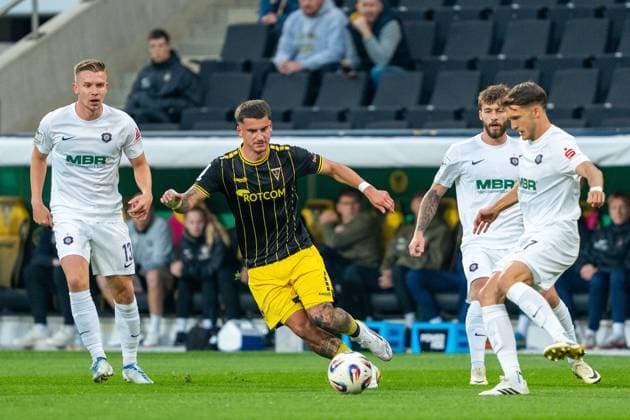 Niklas Horst Castelle (Alemannia Aachen, 30) versucht den Pass von Pascal Fallmann (Erzgebirge Aue, 17) abzufangen Alemannia Aachen vs. Erzgebirge Aue, Fussball, 3. Liga, 9. Spieltag, Saison 2025 2026, 30.09.2025 DFB REGULATIONS PROHIBIT ANY USE OF PHOTOGRAPHS AS IMAGE SEQUENCES AND OR QUASI-VIDEO Alemannia Aachen vs. Erzgebirge Aue, Fussball, 3. Liga, 9. Spieltag, Saison 2025 2026, 30.09.2025 Aachen Copyright: xEibner-Pressefoto J.xDerondeaux EP_JDU