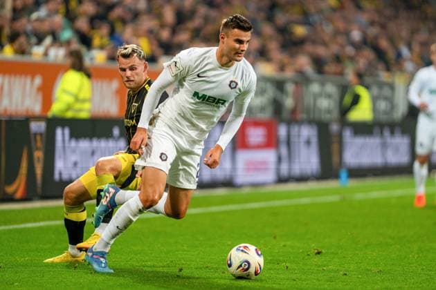 Am Ball Tristan Zobel (Erzgebirge Aue, 25), dahinter Mika Schroers (Alemannia Aachen, 30) Alemannia Aachen vs. Erzgebirge Aue, Fussball, 3. Liga, 9. Spieltag, Saison 2025 2026, 30.09.2025 DFB REGULATIONS PROHIBIT ANY USE OF PHOTOGRAPHS AS IMAGE SEQUENCES AND OR QUASI-VIDEO Alemannia Aachen vs. Erzgebirge Aue, Fussball, 3. Liga, 9. Spieltag, Saison 2025 2026, 30.09.2025 Aachen Copyright: xEibner-Pressefoto J.xDerondeaux EP_JDU