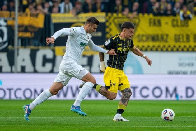 Tristan Zobel (Erzgebirge Aue, 25) im Duell mit Niklas Horst Castelle (Alemannia Aachen, 30) Alemannia Aachen vs. Erzgebirge Aue, Fussball, 3. Liga, 9. Spieltag, Saison 2025 2026, 30.09.2025 DFB REGULATIONS PROHIBIT ANY USE OF PHOTOGRAPHS AS IMAGE SEQUENCES AND OR QUASI-VIDEO Alemannia Aachen vs. Erzgebirge Aue, Fussball, 3. Liga, 9. Spieltag, Saison 2025 2026, 30.09.2025 Aachen Copyright: xEibner-Pressefoto J.xDerondeaux EP_JDU