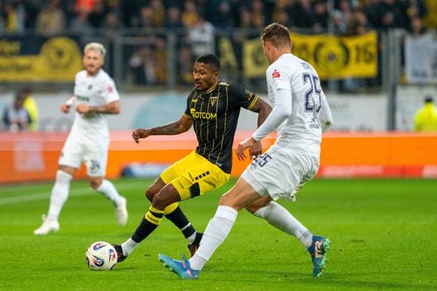 Florian Heister (Alemannia Aachen, 19) davor Tristan Zobel (Erzgebirge Aue, 25) Alemannia Aachen vs. Erzgebirge Aue, Fussball, 3. Liga, 9. Spieltag, Saison 2025 2026, 30.09.2025 DFB REGULATIONS PROHIBIT ANY USE OF PHOTOGRAPHS AS IMAGE SEQUENCES AND OR QUASI-VIDEO Alemannia Aachen vs. Erzgebirge Aue, Fussball, 3. Liga, 9. Spieltag, Saison 2025 2026, 30.09.2025 Aachen Copyright: xEibner-Pressefoto J.xDerondeaux EP_JDU