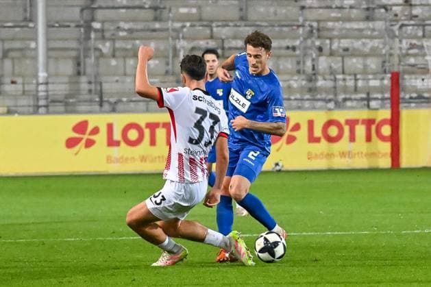 Sascha Eisele (TSG Balingen, 02) am Ball und im Duell mit Karl Steinmann (SC Freiburg II, 33) GER, SC Freiburg - TSG Balingen, Fussball, Regionalliga Suedwest, 10. Spieltag, Saison 2025 2026, 30.09.2025 DFB REGULATIONS PROHIBIT ANY USE OF PHOTOGRAPHS AS IMAGE SEQUENCES AND OR QUASI-VIDEO GER, SC Freiburg - TSG Balingen, Fussball, Regionalliga Suedwest, 10. Spieltag, Saison 2025 2026, 30.09.2025 Freiburg Copyright: xEibner-Pressefoto ThomasxHessx EP_THS
