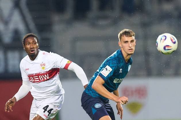 Mohamed Sankoh (VfB Stuttgart II, 44), Justin Janitzek (SV Wehen Wiesbaden, 15) GER, VfB Stuttgart II vs. SV Wehen Wiesbaden, Fussball, Herren, 3. Liga, 9. Spieltag, Spielzeit 2025 2026, 30.09.2025 GER, VfB Stuttgart II vs. SV Wehen Wiesbaden, Fussball, Herren, 3. Liga, 9. Spieltag, Spielzeit 2025 2026, 30.09.2025 Aspach Copyright: xEibner-Pressefoto GeraldxOelze-dx EP_ODS
