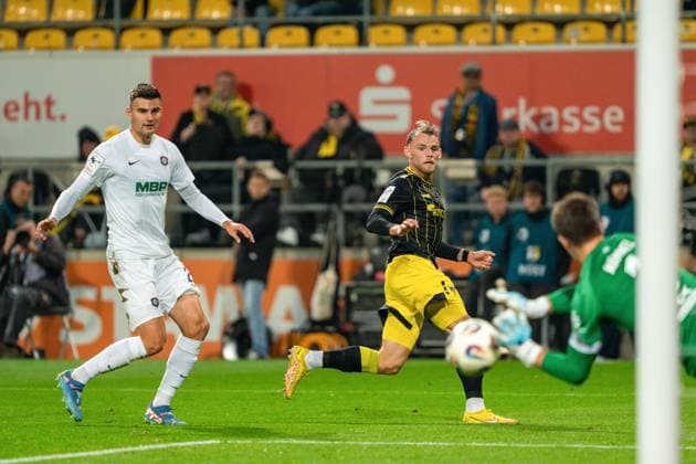 Martin Maennel (Erzgebirge Aue, 01) haelt einen Schuss von Mika Schroers (Alemannia Aachen, 30) Alemannia Aachen vs. Erzgebirge Aue, Fussball, 3. Liga, 9. Spieltag, Saison 2025 2026, 30.09.2025 DFB REGULATIONS PROHIBIT ANY USE OF PHOTOGRAPHS AS IMAGE SEQUENCES AND OR QUASI-VIDEO Alemannia Aachen vs. Erzgebirge Aue, Fussball, 3. Liga, 9. Spieltag, Saison 2025 2026, 30.09.2025 Aachen Copyright: xEibner-Pressefoto J.xDerondeaux EP_JDU