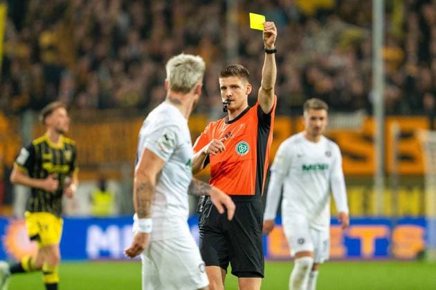 Schiedsrichter Kevin Behrens zeigt Marvin Stefaniak (Erzgebirge Aue, 34) die gelbe Karte Alemannia Aachen vs. Erzgebirge Aue, Fussball, 3. Liga, 9. Spieltag, Saison 2025 2026, 30.09.2025 DFB REGULATIONS PROHIBIT ANY USE OF PHOTOGRAPHS AS IMAGE SEQUENCES AND OR QUASI-VIDEO Alemannia Aachen vs. Erzgebirge Aue, Fussball, 3. Liga, 9. Spieltag, Saison 2025 2026, 30.09.2025 Aachen Copyright: xEibner-Pressefoto J.xDerondeaux EP_JDU