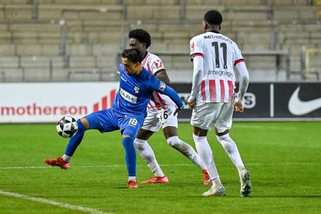 Amnay Moutassime (TSG Balingen, 18) im Duell mit Elijah Oguguo (SC Freiburg II, 46), David Amegnaglo (SC Freiburg II, 11) GER, SC Freiburg - TSG Balingen, Fussball, Regionalliga Suedwest, 10. Spieltag, Saison 2025 2026, 30.09.2025 DFB REGULATIONS PROHIBIT ANY USE OF PHOTOGRAPHS AS IMAGE SEQUENCES AND OR QUASI-VIDEO GER, SC Freiburg - TSG Balingen, Fussball, Regionalliga Suedwest, 10. Spieltag, Saison 2025 2026, 30.09.2025 Freiburg Copyright: xEibner-Pressefoto ThomasxHessx EP_THS