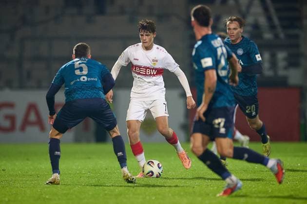 Niklas May (SV Wehen Wiesbaden, 05), Lauri Penna (VfB Stuttgart II, 07), Jordy Steven Gillekens (SV Wehen Wiesbaden, 27), Ryan Nils Johansson (SV Wehen Wiesbaden, 20) GER, VfB Stuttgart II vs. SV Wehen Wiesbaden, Fussball, Herren, 3. Liga, 9. Spieltag, Spielzeit 2025 2026, 30.09.2025 GER, VfB Stuttgart II vs. SV Wehen Wiesbaden, Fussball, Herren, 3. Liga, 9. Spieltag, Spielzeit 2025 2026, 30.09.2025 Aspach Copyright: xEibner-Pressefoto GeraldxOelze-dx EP_ODS