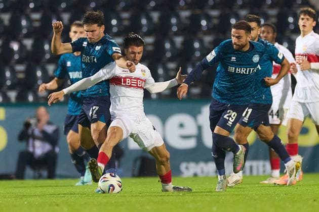 Kampf um den Ball David Suarez Cardenes (SV Wehen Wiesbaden, 47), Maximilian Herwerth (VfB Stuttgart II, 04), Fatih Kaya (SV Wehen Wiesbaden, 29), Tarik Goezuesirin (SV Wehen Wiesbaden, 11) GER, VfB Stuttgart II vs. SV Wehen Wiesbaden, Fussball, Herren, 3. Liga, 9. Spieltag, Spielzeit 2025 2026, 30.09.2025 GER, VfB Stuttgart II vs. SV Wehen Wiesbaden, Fussball, Herren, 3. Liga, 9. Spieltag, Spielzeit 2025 2026, 30.09.2025 Aspach Copyright: xEibner-Pressefoto GeraldxOelze-dx EP_ODS