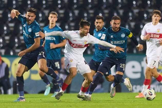 Kampf um den Ball David Suarez Cardenes (SV Wehen Wiesbaden, 47), Maximilian Herwerth (VfB Stuttgart II, 04), Fatih Kaya (SV Wehen Wiesbaden, 29) GER, VfB Stuttgart II vs. SV Wehen Wiesbaden, Fussball, Herren, 3. Liga, 9. Spieltag, Spielzeit 2025 2026, 30.09.2025 GER, VfB Stuttgart II vs. SV Wehen Wiesbaden, Fussball, Herren, 3. Liga, 9. Spieltag, Spielzeit 2025 2026, 30.09.2025 Aspach Copyright: xEibner-Pressefoto GeraldxOelze-dx EP_ODS