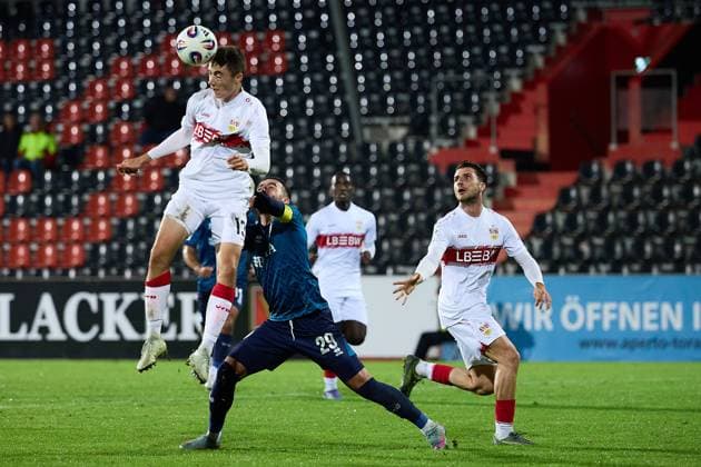 Kopfballabwehr von Tim Koehler (VfB Stuttgart II, 13) vor Fatih Kaya (SV Wehen Wiesbaden, 29), rechts Leonidas Stergiou (VfB Stuttgart II, 42) GER, VfB Stuttgart II vs. SV Wehen Wiesbaden, Fussball, Herren, 3. Liga, 9. Spieltag, Spielzeit 2025 2026, 30.09.2025 GER, VfB Stuttgart II vs. SV Wehen Wiesbaden, Fussball, Herren, 3. Liga, 9. Spieltag, Spielzeit 2025 2026, 30.09.2025 Aspach Copyright: xEibner-Pressefoto GeraldxOelze-dx EP_ODS