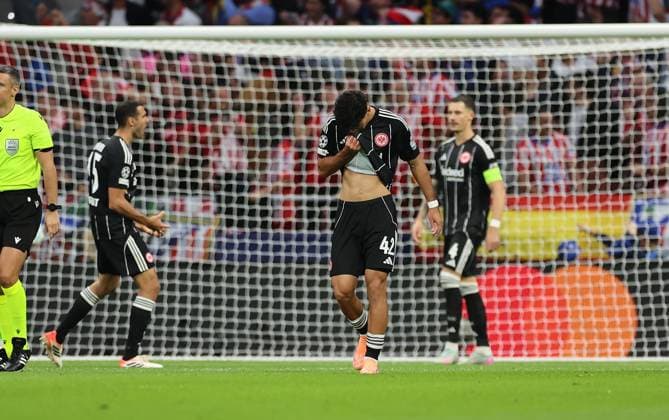 30.09.2025, Fussball UEFA Champions League, Atletico Madrid - Eintracht Frankfurt, v.l., Can Uzun (Eintracht Frankfurt) enttaeuscht, enttaeuscht schauend, dissapointed, traurig, frustiert, frust, gefrustet DFL DFB REGULATIONS PROHIBIT ANY USE OF PHOTOGRAPHS AS IMAGE SEQUENCES AND OR QUASI-VIDEO. xdcx Copyright: HMBxMedia Claus