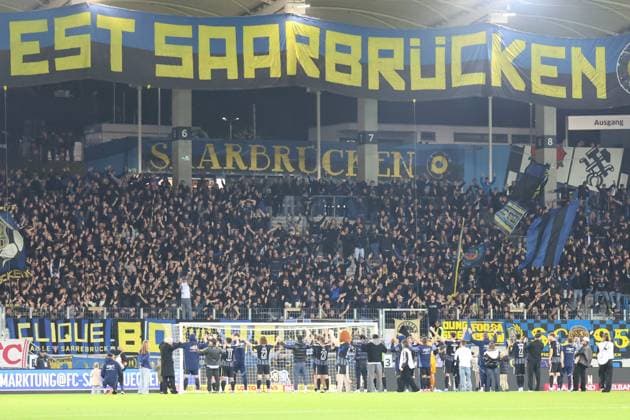 30.09.2025, xrekx, Fussball 3.Liga, 1.FC Saarbruecken - MSV Duisburg v.l. Die Mannschaft bedankt bedanken sich bei den Fans, the player thanks the fans for their support Fans ,Stimmung, Schals, Trikot, Fahne, Banner, Ultras, Zuschauer, Besucher, Choreo, Choreografie, atmosphere, spectators, Visitors (DFL DFB REGULATIONS PROHIBIT ANY USE OF PHOTOGRAPHS as IMAGE SEQUENCES and or QUASI-VIDEO) Saarbruecken