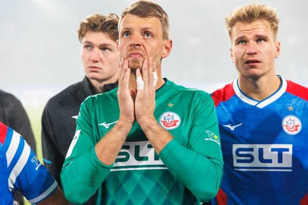 Nach dem Spiel stehen vor den Fans auf der Südtribüne v.l. Ryan Naderi (Rostock) , Torwart Benjamin Uphoff (Rostock) und Florian Carstens (Rostock) sind ist enträuscht, wütend, frustriert, sauer ; GER, FC Hansa Rostock vs. FC Energie Cottbus, Fußball, Männer, 3. Liga, 09.Spieltag, Spielzeit 2025 2026, 30.09.2025 Rostock Ostseestadion Mecklenburg - Vorpommern Deutschland