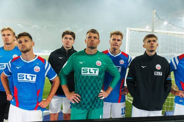 v.l. Torwart Max Hagemoser (Rostock) , Marco Schuster (Rostock) , Ryan Naderi (Rostock) , Torwart Benjamin Uphoff (Rostock) , Florian Carstens (Rostock) und Leon Reichardt (Rostock) nach dem Spiel sind ist enträuscht, wütend, frustriert, sauer ; GER, FC Hansa Rostock vs. FC Energie Cottbus, Fußball, Männer, 3. Liga, 09.Spieltag, Spielzeit 2025 2026, 30.09.2025 Rostock Ostseestadion Mecklenburg - Vorpommern Deutschland