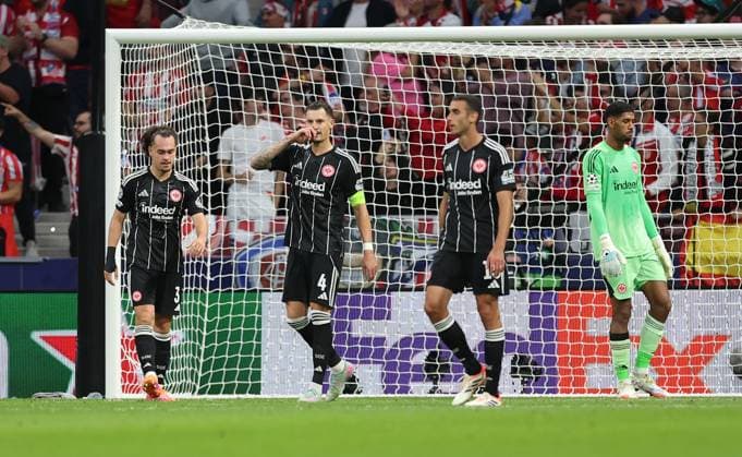 30.09.2025, Fussball UEFA Champions League, Atletico Madrid - Eintracht Frankfurt, v.l., Arthur Theate (Eintracht Frankfurt), Robin Koch (Eintracht Frankfurt), Ellyes Skhiri (Eintracht Frankfurt) enttaeuscht, enttaeuscht schauend, dissapointed, traurig, frustiert, frust, gefrustet nach dem 3:0 durch Antoine Griezmann (Atletico Madrid) DFL DFB REGULATIONS PROHIBIT ANY USE OF PHOTOGRAPHS AS IMAGE SEQUENCES AND OR QUASI-VIDEO. xdcx Copyright: HMBxMedia Claus