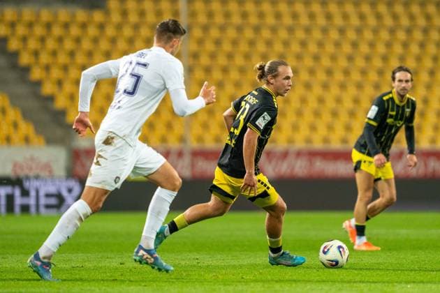 Am Ball Lars Timo Gindorf (Alemannia Aachen, 23), davor Tristan Zobel (Erzgebirge Aue, 25) Alemannia Aachen vs. Erzgebirge Aue, Fussball, 3. Liga, 9. Spieltag, Saison 2025 2026, 30.09.2025 DFB REGULATIONS PROHIBIT ANY USE OF PHOTOGRAPHS AS IMAGE SEQUENCES AND OR QUASI-VIDEO Alemannia Aachen vs. Erzgebirge Aue, Fussball, 3. Liga, 9. Spieltag, Saison 2025 2026, 30.09.2025 Aachen Copyright: xEibner-Pressefoto J.xDerondeaux EP_JDU