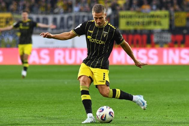 Lukas Scepanik (Alemannia Aachen, 7) am Ball, Spielszene, Freisteller, Ganzkörper, Einzelbild, Aktion, Action , 30.09.2025, Aachen (Deutschland), Fussball, 3. Liga, TSV Alemannia Aachen - FC Erzgebirge Aue, Fussball, 3. Liga, TSV Alemannia Aachen - FC Erzgebirge Aue, DFB DFL REGULATIONS PROHIBIT ANY USE OF PHOTOGRAPHS AS IMAGE SEQUENCES AND OR QUASI-VIDEO.