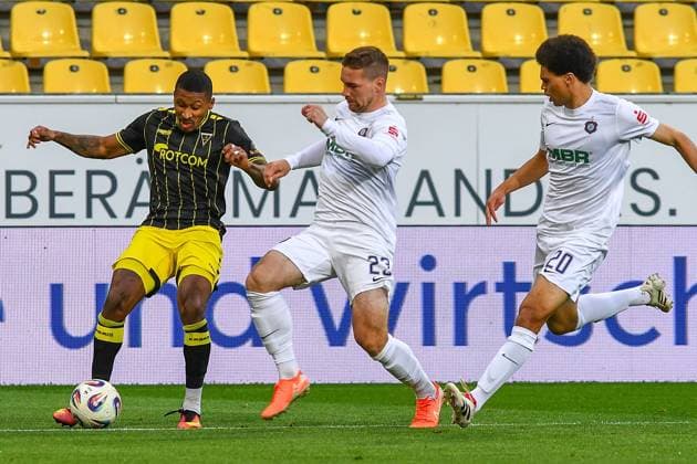 v.li.: Florian Heister (Alemannia Aachen, 19), Anthony Barylla (Erzgebirge Aue, 23), Zweikampf, Duell, duel, tackle, tackling, Dynamik, Action, Aktion, 30.09.2025, Aachen (Deutschland), Fussball, 3. Liga, TSV Alemannia Aachen - FC Erzgebirge Aue, Fussball, 3. Liga, TSV Alemannia Aachen - FC Erzgebirge Aue, DFB DFL REGULATIONS PROHIBIT ANY USE OF PHOTOGRAPHS AS IMAGE SEQUENCES AND OR QUASI-VIDEO.