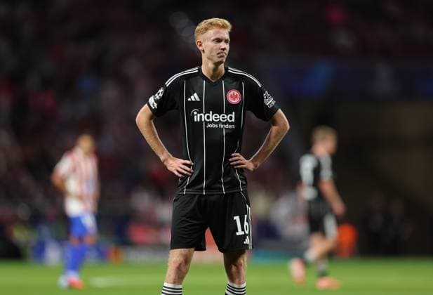 30.09.2025, Fussball UEFA Champions League, Atletico Madrid - Eintracht Frankfurt, v.l., Hugo Larsson (Eintracht Frankfurt) enttaeuscht, enttaeuscht schauend, dissapointed, traurig, frustiert, frust, gefrustet DFL DFB REGULATIONS PROHIBIT ANY USE OF PHOTOGRAPHS AS IMAGE SEQUENCES AND OR QUASI-VIDEO. xdcx Copyright: HMBxMedia Claus
