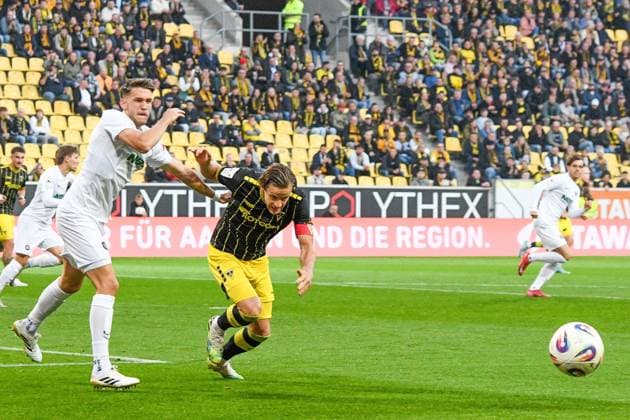 v.li.: Pascal Fallmann (Erzgebirge Aue, 17), Bentley Baxter Bahn (Alemannia Aachen, 8), Foul, Foulspiel, 30.09.2025, Aachen (Deutschland), Fussball, 3. Liga, TSV Alemannia Aachen - FC Erzgebirge Aue, Fussball, 3. Liga, TSV Alemannia Aachen - FC Erzgebirge Aue, DFB DFL REGULATIONS PROHIBIT ANY USE OF PHOTOGRAPHS AS IMAGE SEQUENCES AND OR QUASI-VIDEO.