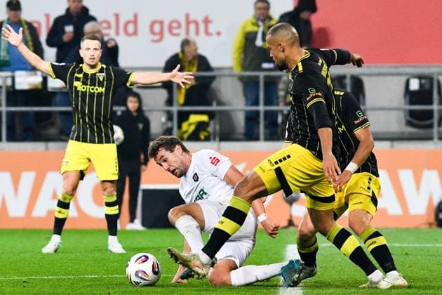v.li.: Julian Günther-Schmidt (Erzgebirge Aue, 10), Lamar Yarbrough (Alemannia Aachen, 25), Zweikampf, Duell, duel, tackle, tackling, Dynamik, Action, Aktion, 30.09.2025, Aachen (Deutschland), Fussball, 3. Liga, TSV Alemannia Aachen - FC Erzgebirge Aue, Fussball, 3. Liga, TSV Alemannia Aachen - FC Erzgebirge Aue, DFB DFL REGULATIONS PROHIBIT ANY USE OF PHOTOGRAPHS AS IMAGE SEQUENCES AND OR QUASI-VIDEO.