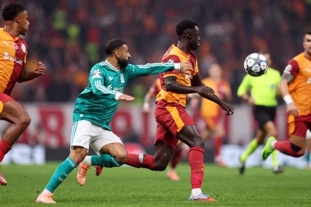 Mohamed Salah of Liverpool battles for possession with Davinson Sanchez of Galatasaray Galatasaray v Liverpool, UEFA Champions League, Group Stage, Football, RAMS Park, Istanbul, Turkey - 30 Sep 2025Istanbul RAMS Park Turkey EDITORIAL USE ONLY No use with unauthorised audio, video, data, fixture lists, club league logos or live services. Online in-match use limited to 120 images, no video emulation. No use in betting, games or single club league player publications. Copyright: xRaddadxJebarah Shutterstockx 15504034cf