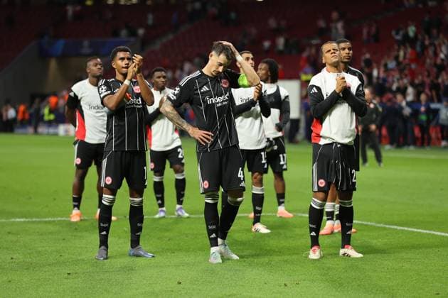 30.09.2025, Fussball UEFA Champions League, Atletico Madrid - Eintracht Frankfurt, v.l., Ansgar Knauff (Eintracht Frankfurt), Robin Koch (Eintracht Frankfurt), Timothy Chandler (Eintracht Frankfurt) enttaeuscht, enttaeuscht schauend, dissapointed, traurig, frustiert, frust, gefrustet DFL DFB REGULATIONS PROHIBIT ANY USE OF PHOTOGRAPHS AS IMAGE SEQUENCES AND OR QUASI-VIDEO. xdcx Copyright: HMBxMedia Claus