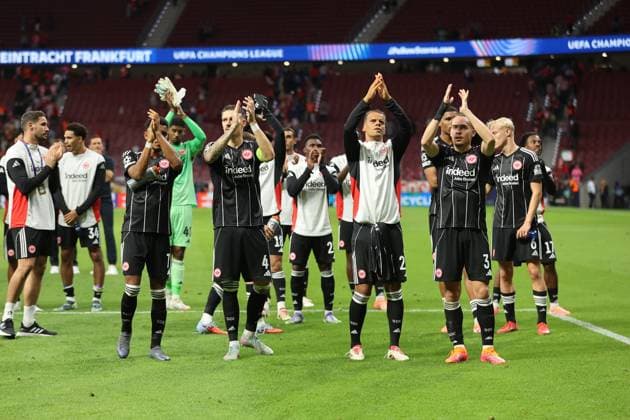 30.09.2025, Fussball UEFA Champions League, Atletico Madrid - Eintracht Frankfurt, v.l., Ansgar Knauff (Eintracht Frankfurt), Robin Koch (Eintracht Frankfurt), Timothy Chandler (Eintracht Frankfurt), Arthur Theate (Eintracht Frankfurt) bedankt sich bei den Fans, bedanken, Dank, Mannschaft nach dem Spiel, after the match, bedankt sich bei den Fans, applauds the fans DFL DFB REGULATIONS PROHIBIT ANY USE OF PHOTOGRAPHS AS IMAGE SEQUENCES AND OR QUASI-VIDEO. xdcx Copyright: HMBxMedia Claus