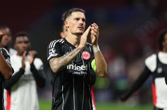 30.09.2025, Fussball UEFA Champions League, Atletico Madrid - Eintracht Frankfurt, v.l., Robin Koch (Eintracht Frankfurt) bedankt sich bei den Fans, bedanken, Dank, Mannschaft nach dem Spiel, after the match, bedankt sich bei den Fans, applauds the fans DFL DFB REGULATIONS PROHIBIT ANY USE OF PHOTOGRAPHS AS IMAGE SEQUENCES AND OR QUASI-VIDEO. xdcx Copyright: HMBxMedia Claus