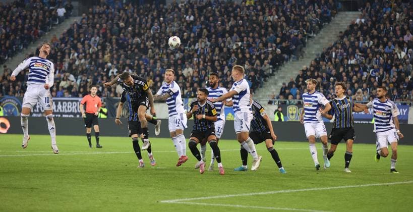 30.09.2025, Fussball, Herren, 3. Liga, Saison 2025 2026, 1. FC Saarbrücken - MSV Duisburg, Christian Viet (MSV Duisburg), Patrick Schmidt (1. FC Saarbruecken), Alexander Hahn (MSV Duisburg), Kasim Rabihic (1. FC Saarbruecken), Jesse Tugbenyo (MSV Duisburg), Florian Krüger (MSV Duisburg), Sven Sonnenberg (1. FC Saarbruecken), Tobias Fleckstein (MSV Duisburg), Lasse Wilhelm (1. FC Saarbruecken), Rasim Bulic (MSV Duisburg) Saarbrücken Ludwigsparkstadion Saarland Deutschland (DE) Copyright: xFabianxKleerx