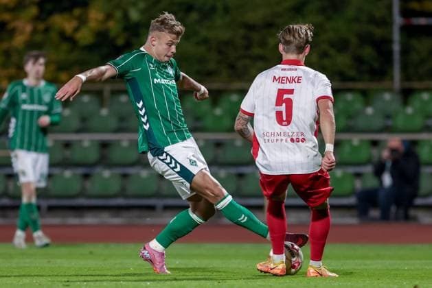 v.li.: Keke Topp (SV Werder Bremen II, 42) und Luca Menke (VfB Lübeck, 5) im Zweikampf, Duell, Dynamik, Aktion, Action, Spielszene, 30.09.2025, Bremen (Deutschland), Fussball, Regionalliga Nord, SV Werder Bremen II - VfB Lübeck
