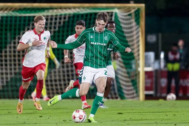 Dominik Kasper (SV Werder Bremen II, 24) am Ball, Einzelbild, Ganzkörper, Aktion, Action, Spielszene, 30.09.2025, Bremen (Deutschland), Fussball, Regionalliga Nord, SV Werder Bremen II - VfB Lübeck