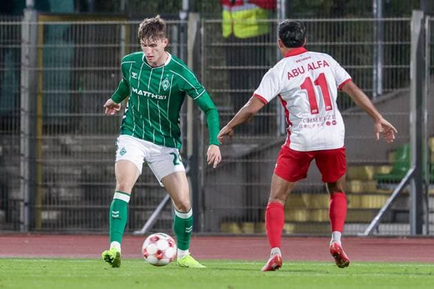 v.li.: Dominik Kasper (SV Werder Bremen II, 24) und Ali Abu Alfa (VfB Lübeck, 11) im Zweikampf, Duell, Dynamik, Aktion, Action, Spielszene, 30.09.2025, Bremen (Deutschland), Fussball, Regionalliga Nord, SV Werder Bremen II - VfB Lübeck