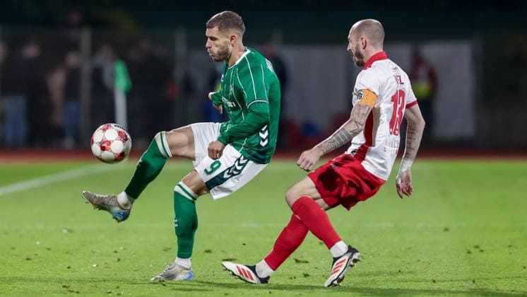 v.li.: Christian Stark (SV Werder Bremen II, 9) und Marvin Thiel (VfB Lübeck, 13) im Zweikampf, Duell, Dynamik, Aktion, Action, Spielszene, 30.09.2025, Bremen (Deutschland), Fussball, Regionalliga Nord, SV Werder Bremen II - VfB Lübeck