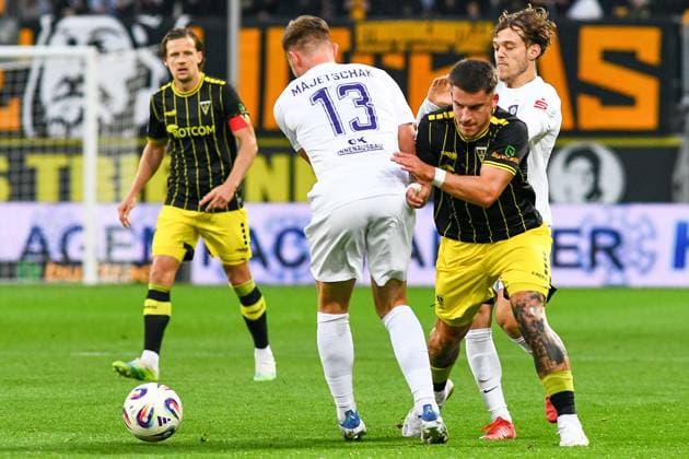 v.li.: Eric Majetschak (Erzgebirge Aue, 13), Niklas Horst Castelle (Alemannia Aachen, 44), Zweikampf, Duell, duel, tackle, tackling, Dynamik, Action, Aktion, 30.09.2025, Aachen (Deutschland), Fussball, 3. Liga, TSV Alemannia Aachen - FC Erzgebirge Aue, Fussball, 3. Liga, TSV Alemannia Aachen - FC Erzgebirge Aue, DFB DFL REGULATIONS PROHIBIT ANY USE OF PHOTOGRAPHS AS IMAGE SEQUENCES AND OR QUASI-VIDEO.