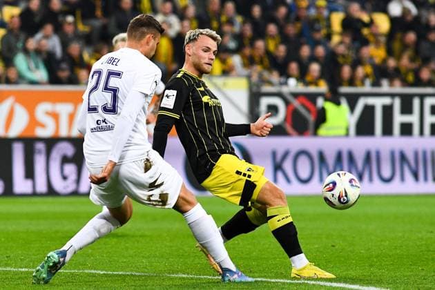v.li.: Tristan Zobel (Erzgebirge Aue, 25)m Mika Schroers (Alemannia Aachen, 27), Zweikampf, Duell, duel, tackle, tackling, Dynamik, Action, Aktion, 30.09.2025, Aachen (Deutschland), Fussball, 3. Liga, TSV Alemannia Aachen - FC Erzgebirge Aue, Fussball, 3. Liga, TSV Alemannia Aachen - FC Erzgebirge Aue, DFB DFL REGULATIONS PROHIBIT ANY USE OF PHOTOGRAPHS AS IMAGE SEQUENCES AND OR QUASI-VIDEO.