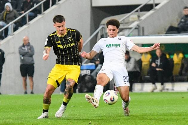 v.li.: Niklas Horst Castelle (Alemannia Aachen, 44), Jonah Fabisch (Erzgebirge Aue, 20), Zweikampf, Duell, duel, tackle, tackling, Dynamik, Action, Aktion, 30.09.2025, Aachen (Deutschland), Fussball, 3. Liga, TSV Alemannia Aachen - FC Erzgebirge Aue, Fussball, 3. Liga, TSV Alemannia Aachen - FC Erzgebirge Aue, DFB DFL REGULATIONS PROHIBIT ANY USE OF PHOTOGRAPHS AS IMAGE SEQUENCES AND OR QUASI-VIDEO.
