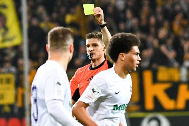 Kevin Behrens (Schiedsrichter), Gelbe Karte, Verwarnung, yellow card, 30.09.2025, Aachen (Deutschland), Fussball, 3. Liga, TSV Alemannia Aachen - FC Erzgebirge Aue, Fussball, 3. Liga, TSV Alemannia Aachen - FC Erzgebirge Aue, DFB DFL REGULATIONS PROHIBIT ANY USE OF PHOTOGRAPHS AS IMAGE SEQUENCES AND OR QUASI-VIDEO.