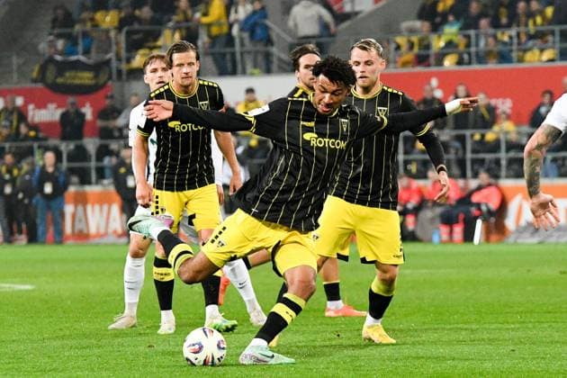 Joel da Silva Kiala (Alemannia Aachen, 37), Aktion, Action, Spielszene, 30.09.2025, Aachen (Deutschland), Fussball, 3. Liga, TSV Alemannia Aachen - FC Erzgebirge Aue, Fussball, 3. Liga, TSV Alemannia Aachen - FC Erzgebirge Aue, DFB DFL REGULATIONS PROHIBIT ANY USE OF PHOTOGRAPHS AS IMAGE SEQUENCES AND OR QUASI-VIDEO.