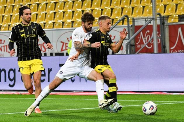 v.li.: Eric Uhlmann (Erzgebirge Aue, 11), Lukas Scepanik (Alemannia Aachen, 7), Zweikampf, Duell, duel, tackle, tackling, Dynamik, Action, Aktion, 30.09.2025, Aachen (Deutschland), Fussball, 3. Liga, TSV Alemannia Aachen - FC Erzgebirge Aue, Fussball, 3. Liga, TSV Alemannia Aachen - FC Erzgebirge Aue, DFB DFL REGULATIONS PROHIBIT ANY USE OF PHOTOGRAPHS AS IMAGE SEQUENCES AND OR QUASI-VIDEO.